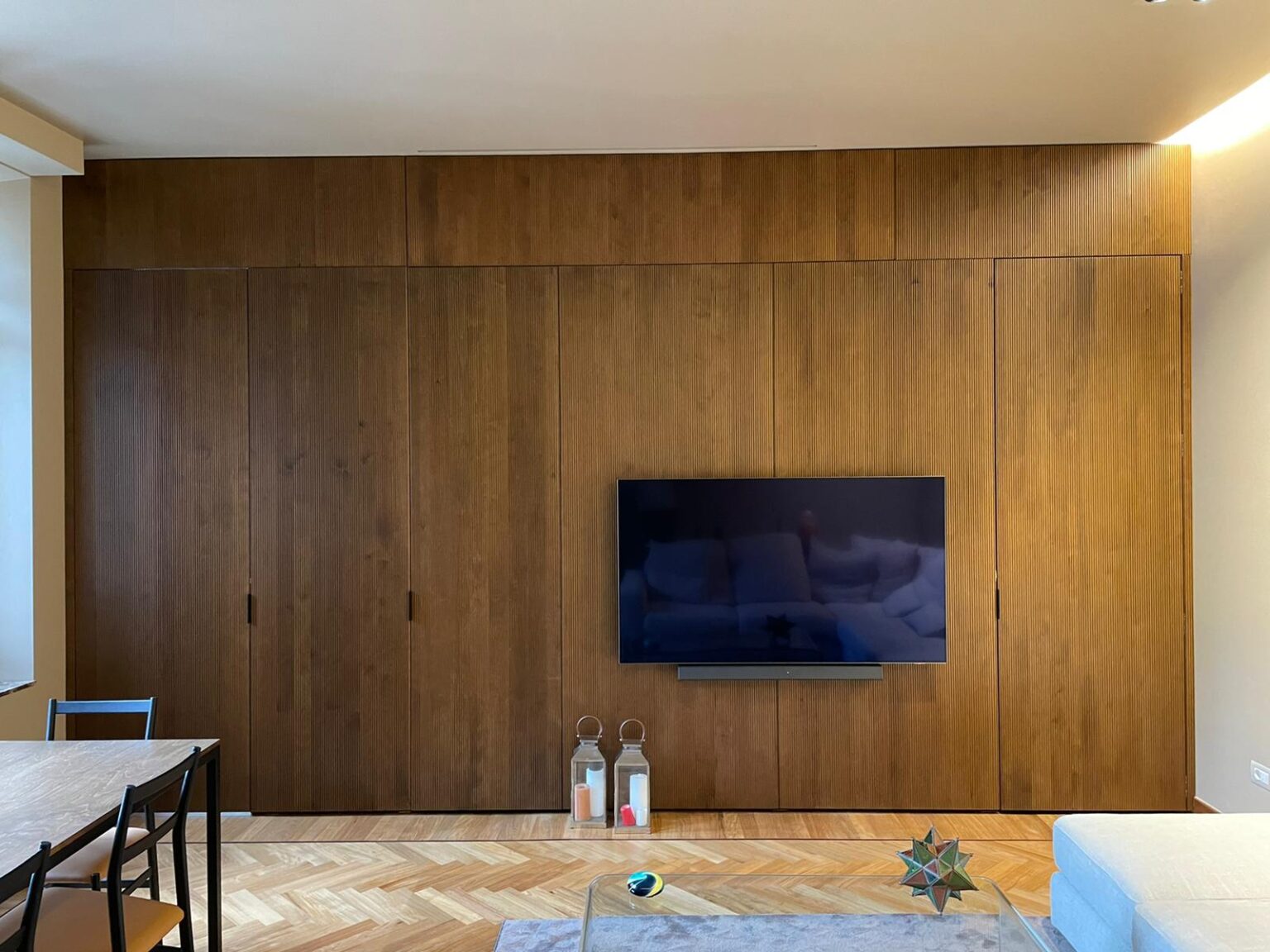 Appartamento a Milano con boiserie e arredi su misura