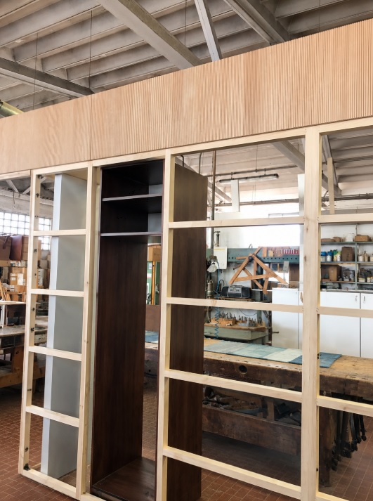 La composizione della boiserie prima della finitura