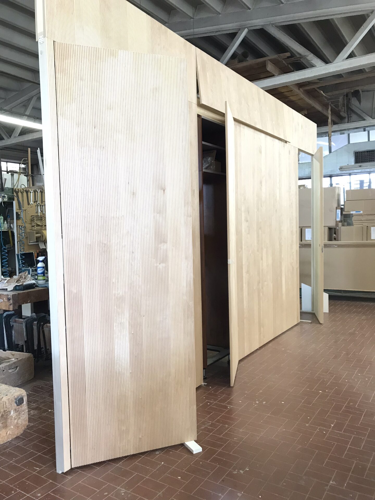 In cantiere, una porta nascosta della boiserie aperta sul passaggio