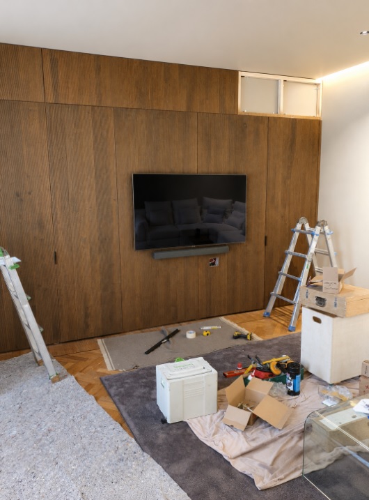 Il vano del televisore nella boiserie durante l'installazione