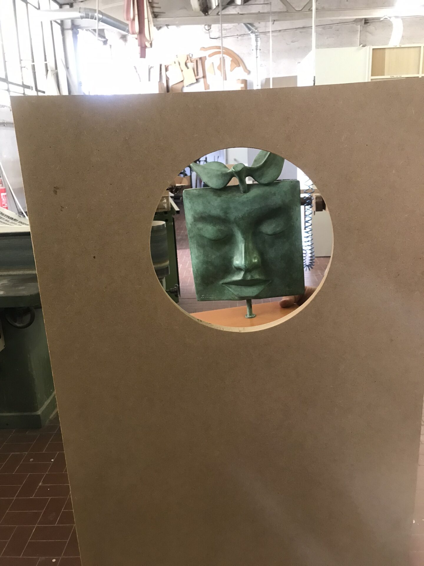 Il cerchio pantografato dell'anta che incornicia la scultura siciliana