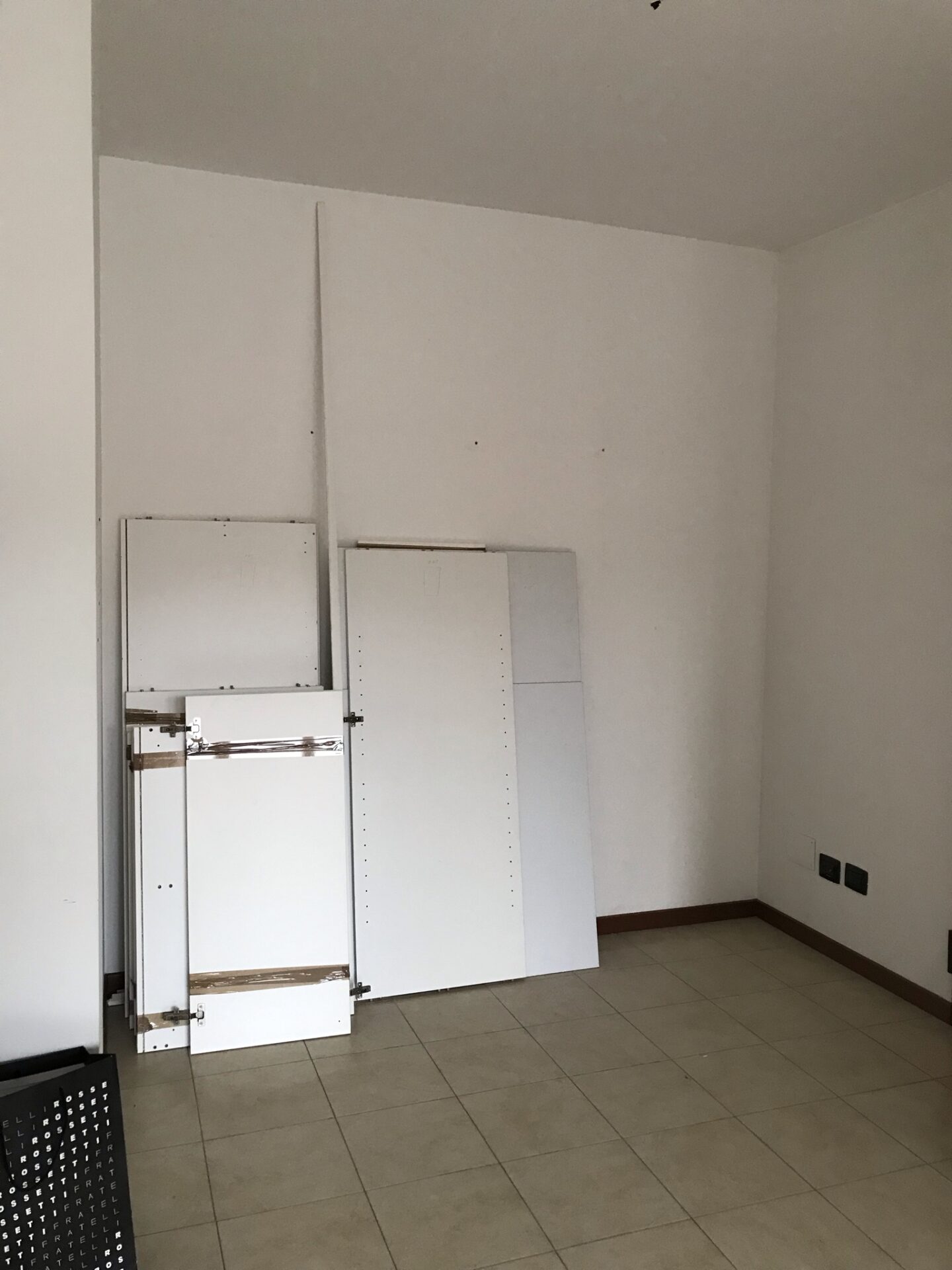 Un ambiente vuoto al primo sopralluogo