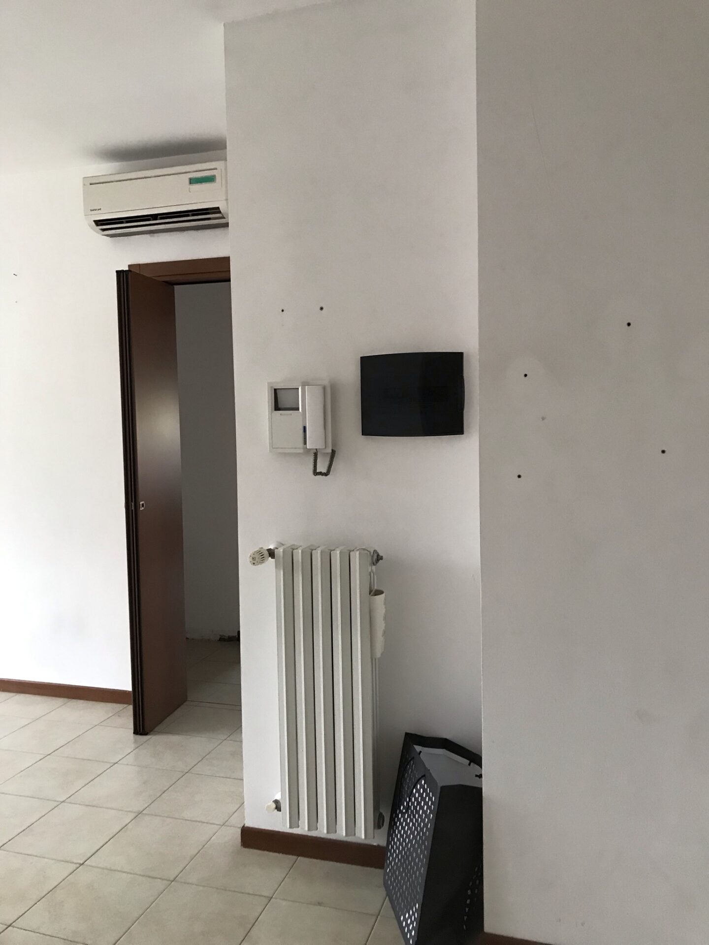 Il disimpegno d'ingresso prima dei lavori