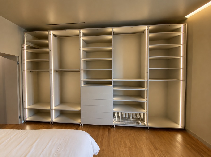 L'interno dell'armadio in nobilitato Canvas Cappuccino con strip LED