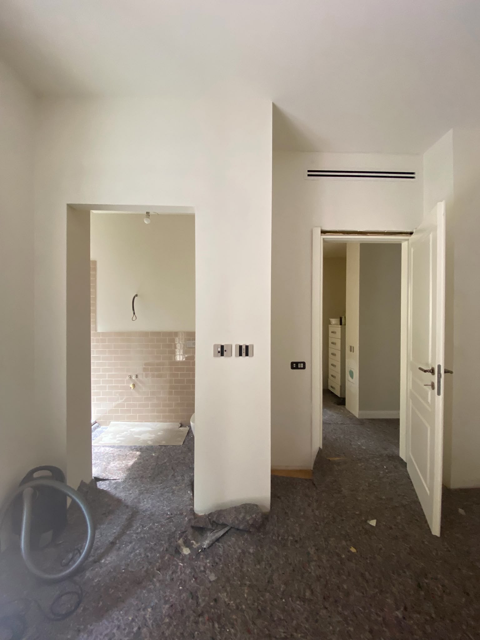 La camera matrimoniale e il passaggio al bagno padronale durante i lavori