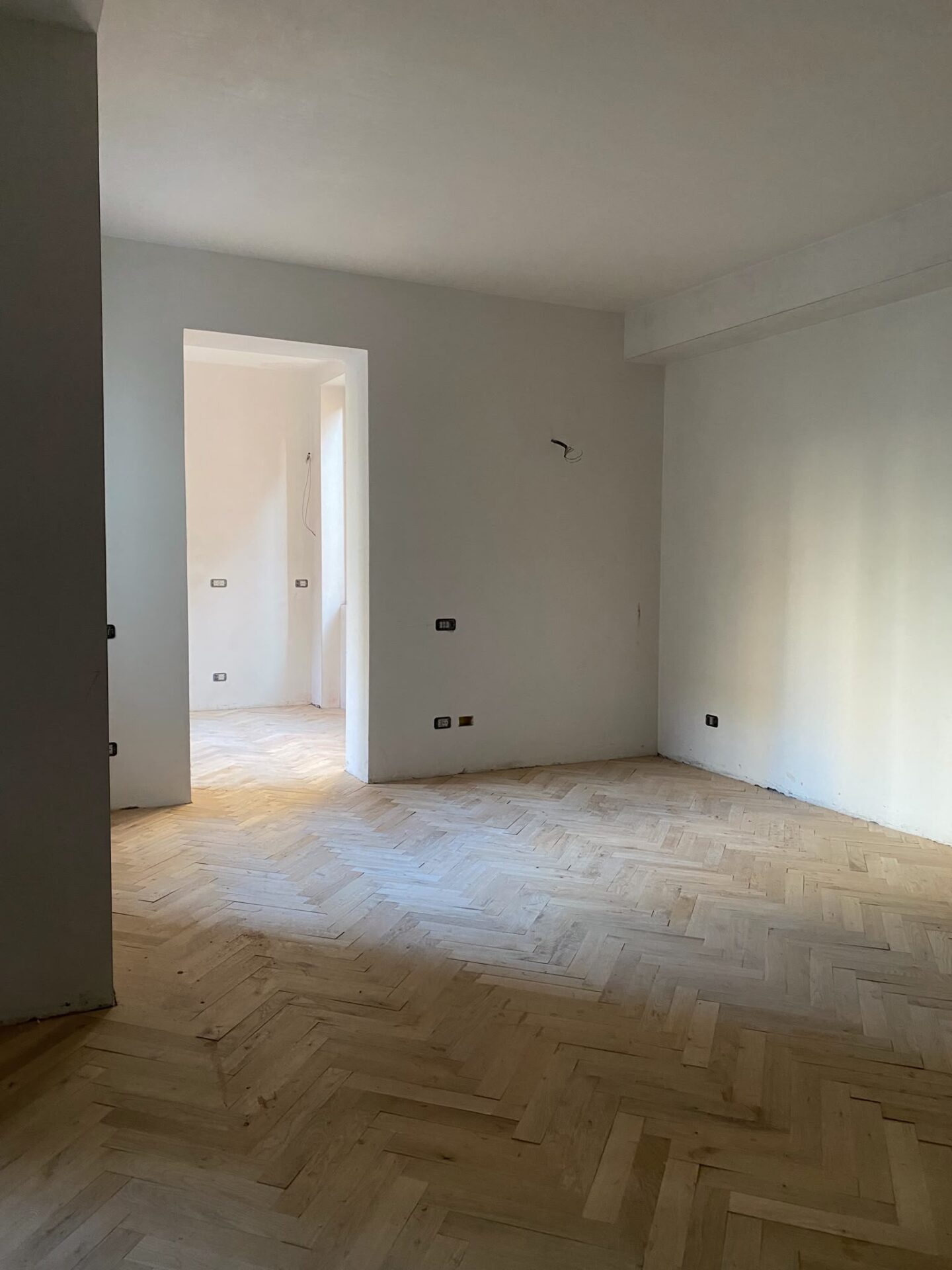 Montaggio della libreria su misura in cantiere