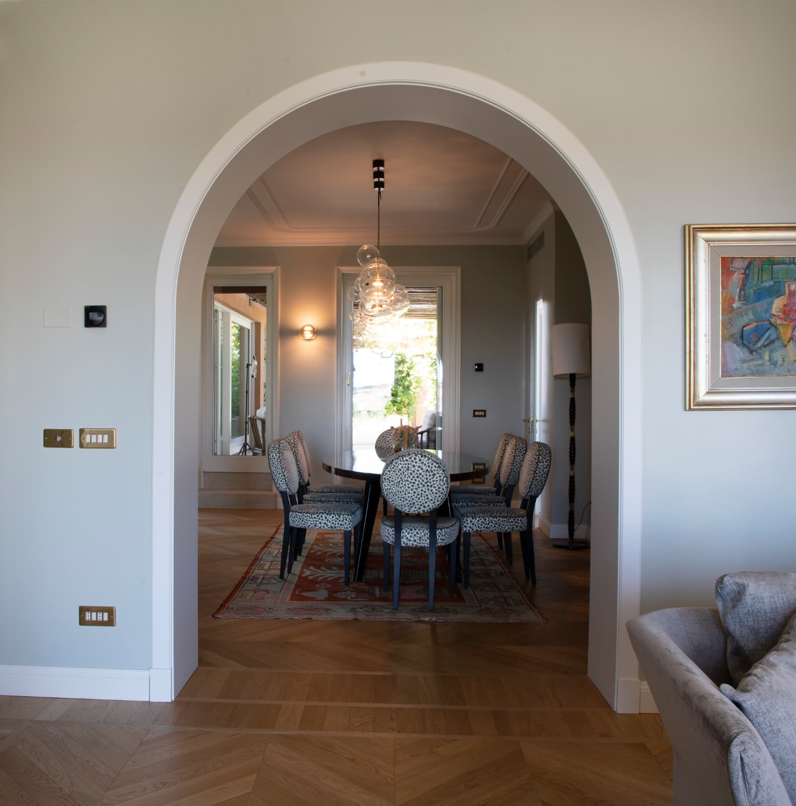 La zona pranzo vista attraverso un arco dal living