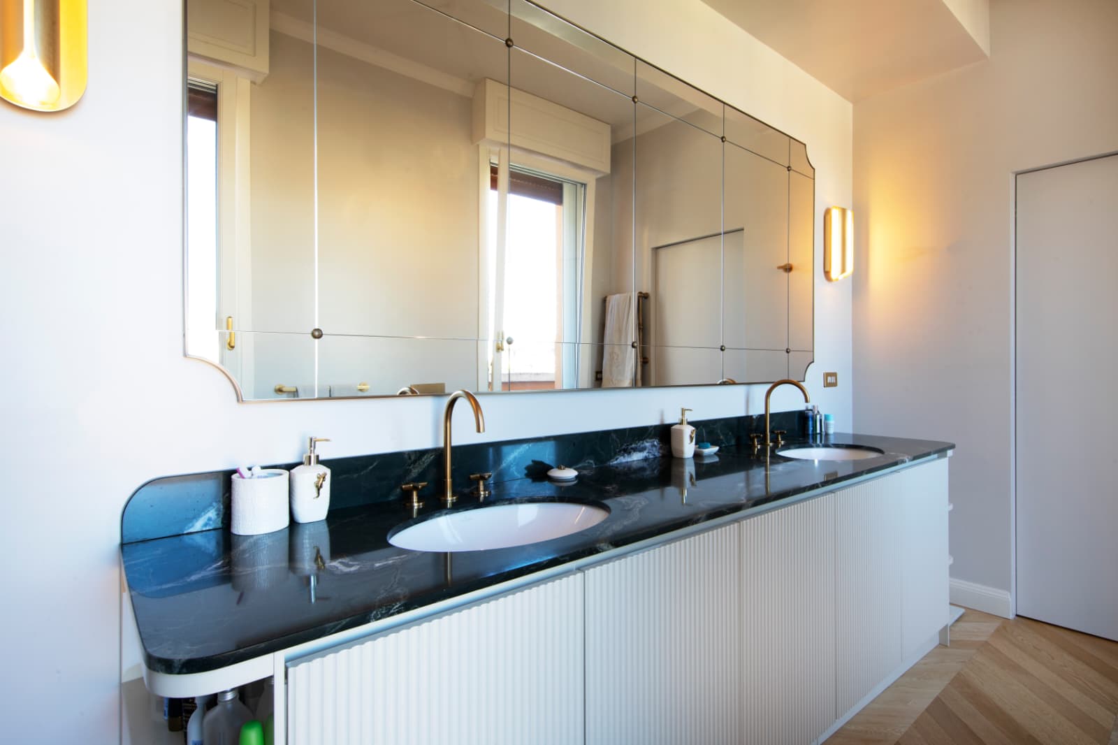 Bagno con mobile doppio lavabo cannettato e specchio su misura