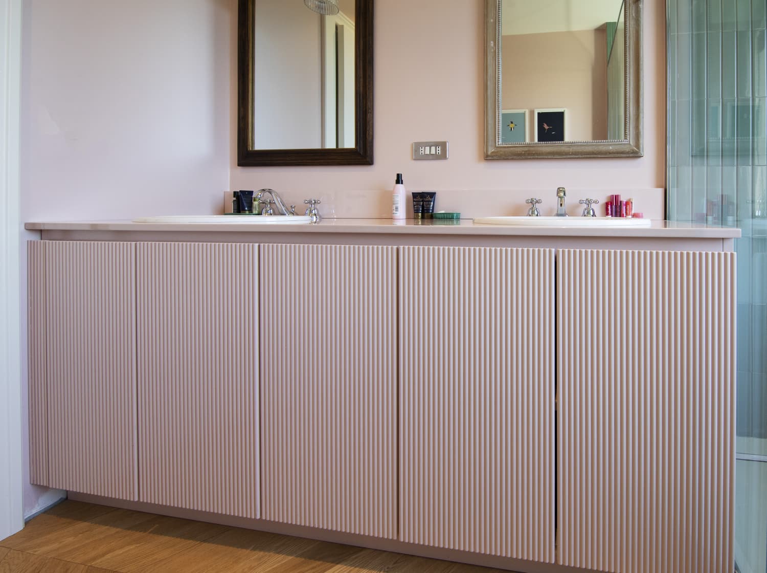 Mobile doppio lavabo con ante in legno cannettato rosa