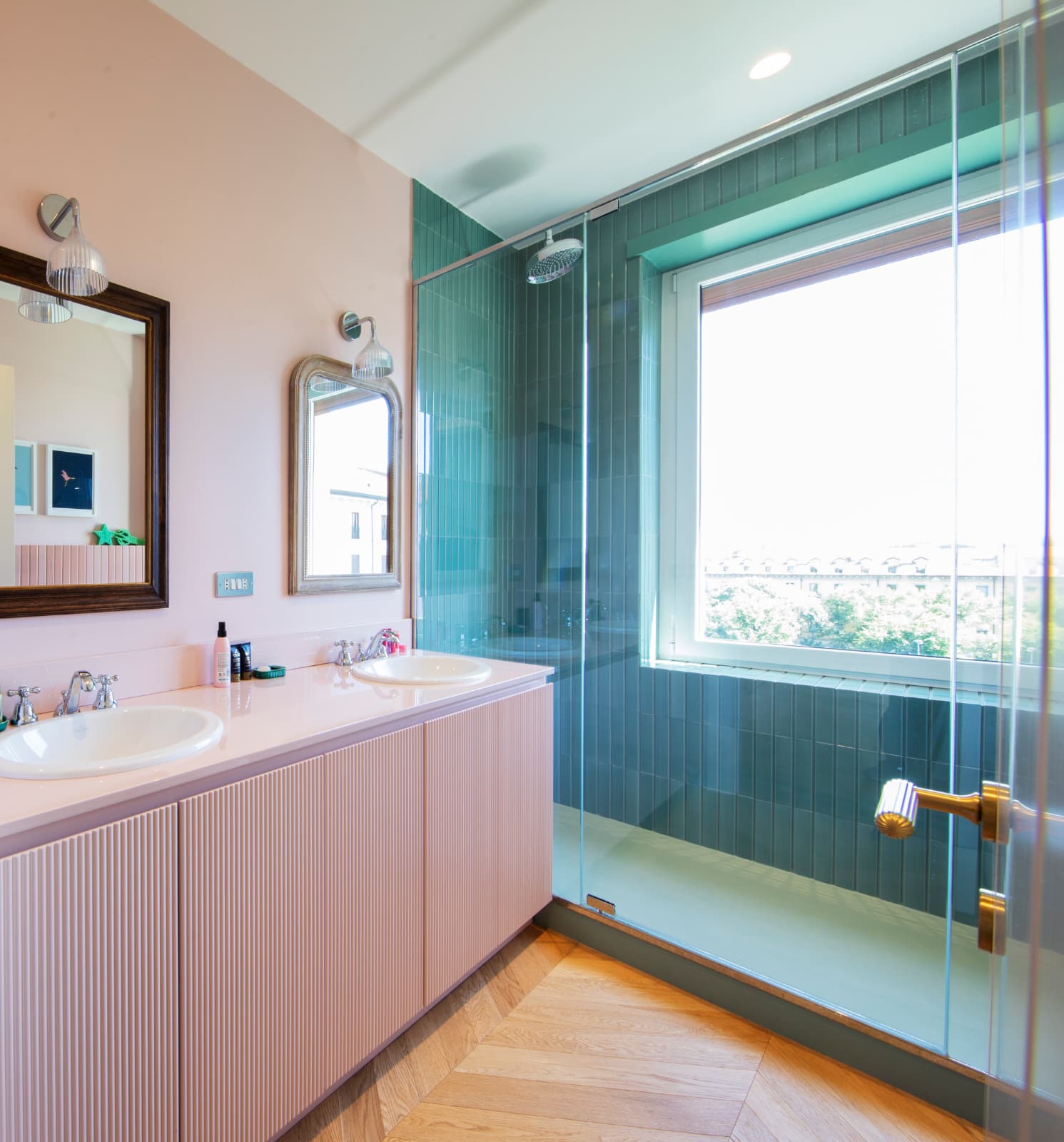 Il bagno con doccia in vetro e mobile lavabo cannettato