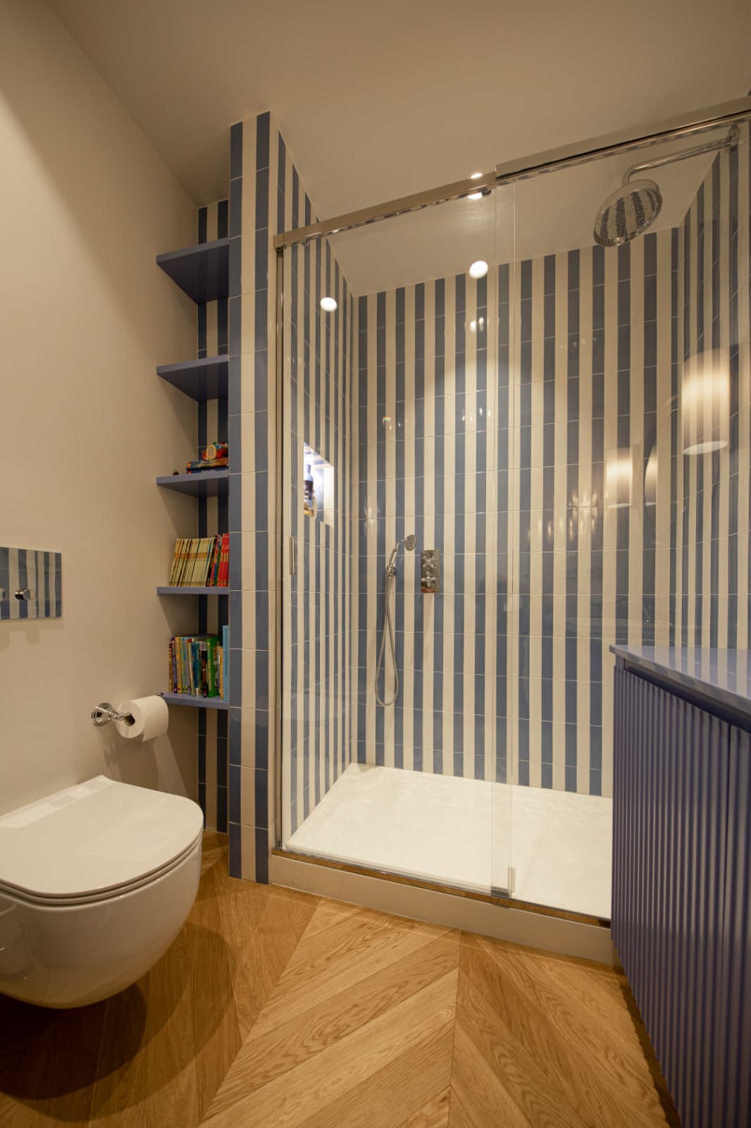Il bagno con nicchia a giorno, doccia e mobile cannettato